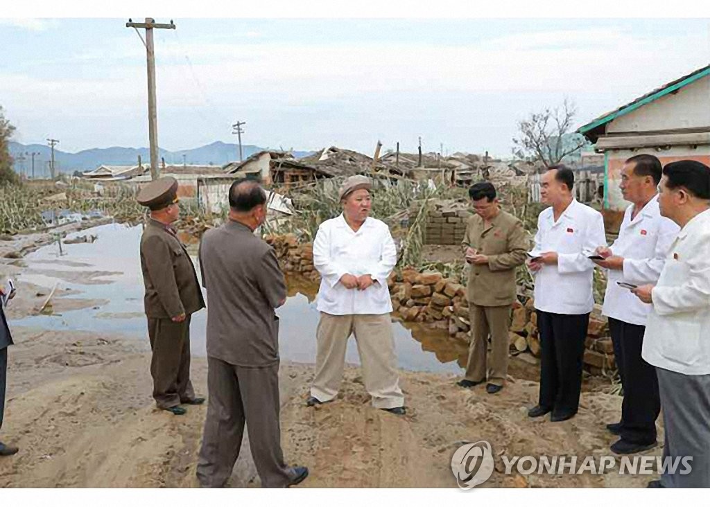 North Korean leader Kim Jong-un (C) visits typhoon-affected areas and hold a party meeting to discuss damage in this photo disclosed on Sept. 6, 2020 by the Rodong Sinmun, the official newspaper of the ruling party. (For Use Only in the Republic of Korea. No Redistribution) (Yonhap)