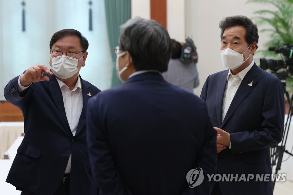 Lee Nak-yon (R), head of the ruling Democratic Party, and its floor leader Kim Tae-nyeon (L) talk with President Moon Jae-in's chief of staff, Noh Young-min, at Cheong Wa Dae in Seoul on Sept. 9, 2020. (Yonhap)