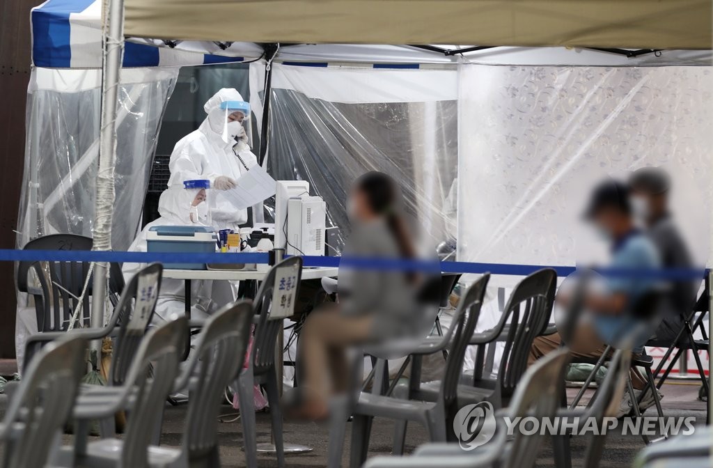 Visitors wait to receive new coronavirus tests at a makeshift clinic in eastern Seoul on Sept. 9, 2020. (Yonhap)
