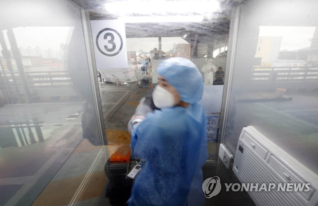 A medical staffer carries out new coronavirus tests at a makeshift clinic on Sept. 9, 2020, in this photo released by the Buk Ward of Gwangju, 320 kilometers south of Seoul. (PHOTO NOT FOR SALE) (Yonhap) 