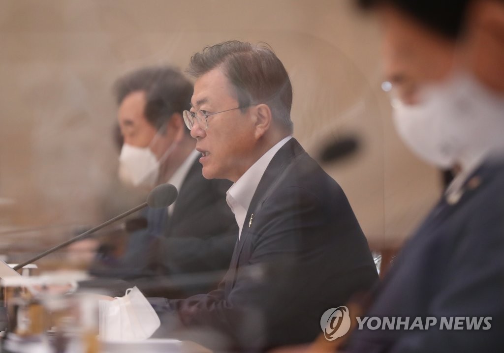 President Moon Jae-in (C) delivers his opening remarks during an emergency economic council meeting at Cheong Wa Dae in Seoul on Sept. 10, 2020. (Yonhap)
