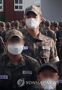 Actor Park Bo-gum passes barber license exam during military service
