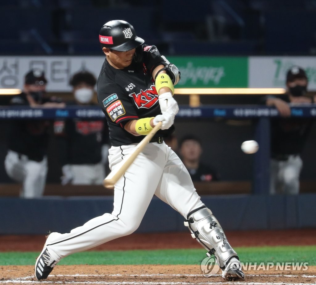 In this file photo from Sept. 10, 2020, Park Kyung-su of the KT Wiz hits a three-run home run against the NC Dinos during the top of the sixth inning of a Korea Baseball Organization regular season game at Changwon NC Park in Changwon, 400 kilometers southeast of Seoul. (Yonhap)