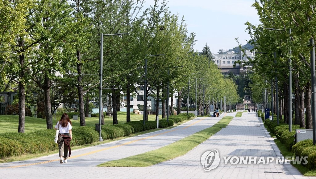 A university campus in western Seoul is nearly empty on Sept. 11, 2020, as students took online classes. (Yonhap)
