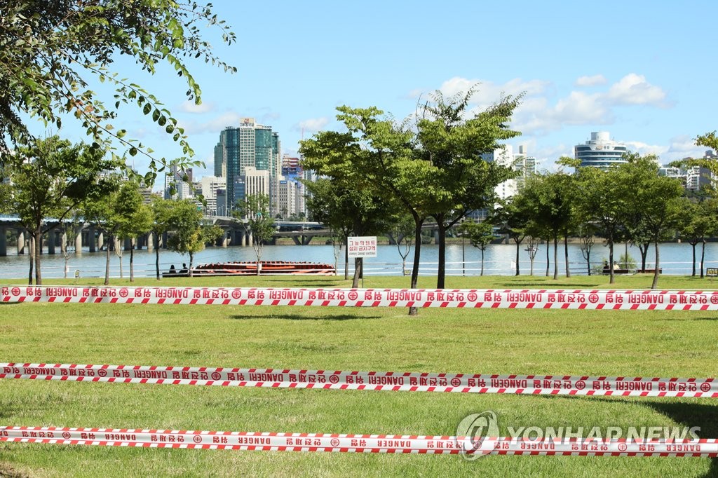 This photo, taken Sept. 13, 2020, shows a closed riverside park in Yeouido, western Seoul, due to the new coronavirus outbreak. (Yonhap)