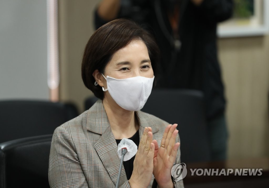 인사 나누는 유은혜 사회부총리