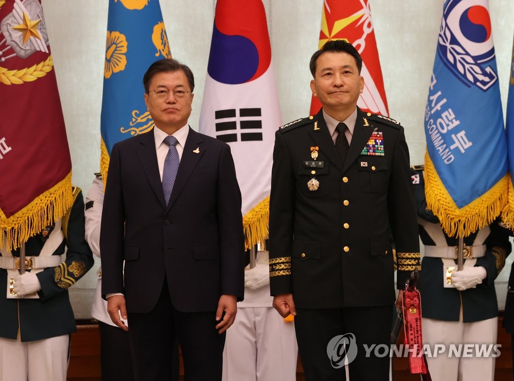 President Moon Jae-in (L) and Gen. Kim Seung-kyum, the new Combined Forces Command deputy commander, pose for a photo during a ceremony at the presidential office Cheong Wa Dae in Seoul on Sept. 23, 2020, to mark Kim's inauguration. (Yonhap) 