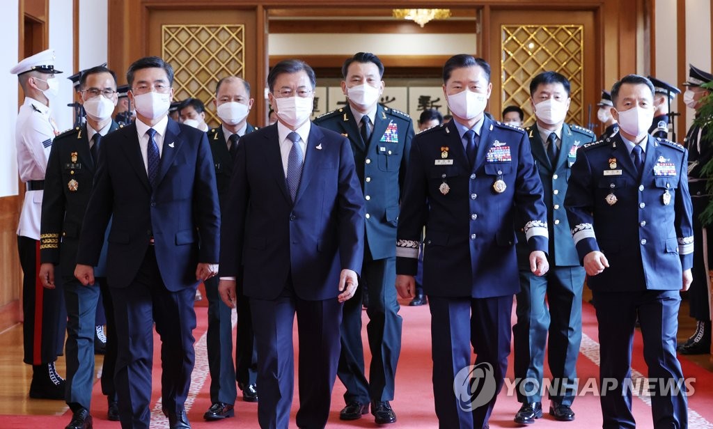 President Moon Jae-in (4th from L) walks toward a Cheong Wa Dae room along with Defense Minister Suh Wook (2nd from L) and newly promoted top military generals following an appointment ceremony at the presidential compound in Seoul on Sept. 23, 2020. (Yonhap)