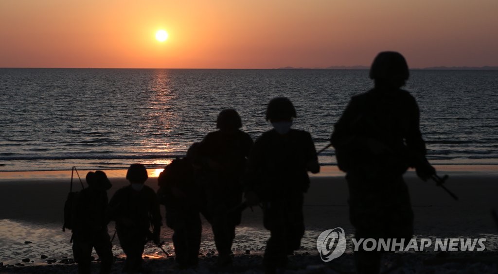 北朝鮮に近い大延坪島の海岸を巡察する海兵隊（資料写真）＝２７日、延坪島（聯合ニュース）