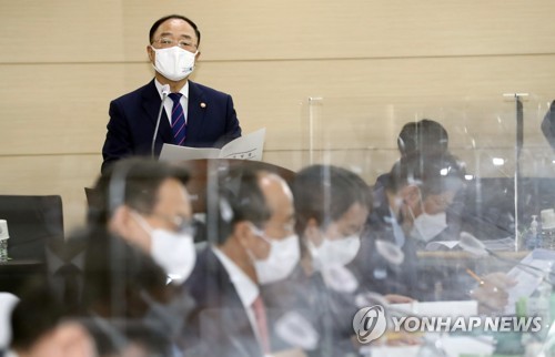 홍남기 "거리두기로 내수 회복세 제약…미·중 갈등도 리스크"
