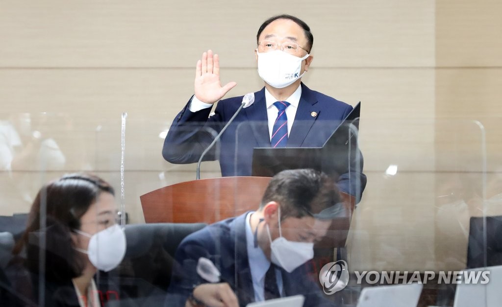 Finance Minister Hong Nam-ki takes an oath during a parliamentary inspection of his ministry at the government complex in Sejong, central South Korea, on Oct. 7, 2020. (Yonhap)