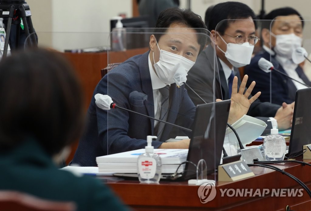 This file photo shows Rep. Lee Tahn-ey (C) of the ruling Democratic Party speaking during a parliamentary audit of the education ministry at the National Assembly in Seoul on Oct. 7, 2020. (Yonhap)