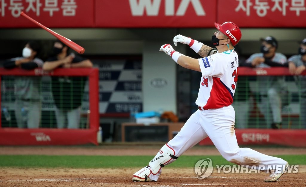 '역전 홈런공 날아가고 배트도 날아가고'