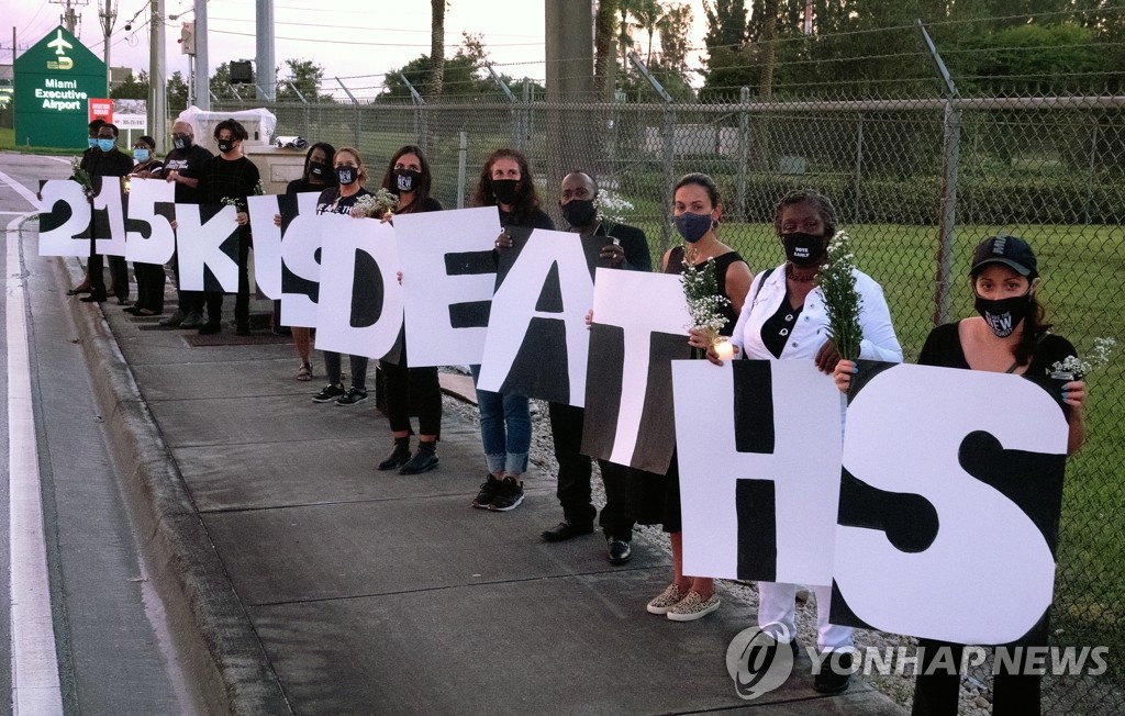 코로나19 희생자 숫자판 들고 시위하는 미 활동가들