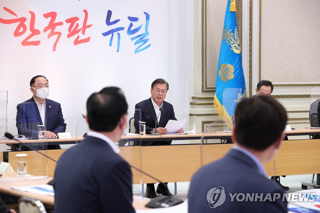 President Moon Jae-in (2nd from L) speaks during a meeting with the heads of 17 local governments on Korean New Deal strategies at Cheong Wa Dae in Seoul on Oct. 13, 2020. (Yonhap)