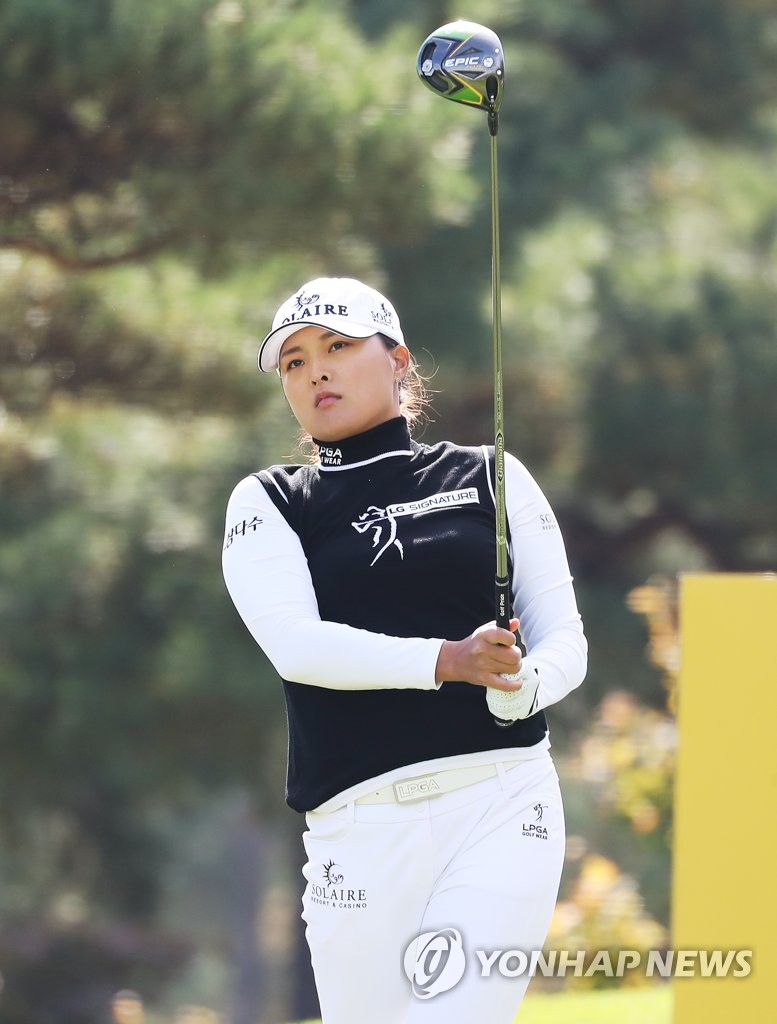 Ko Jin-young of South Korea watches her tee shot on the first hole during the first round of the KB Financial Group Star Championship at Blackstone Golf Club in Icheon, 100 kilometers south of Seoul, on Oct. 15, 2020. (Yonhap)