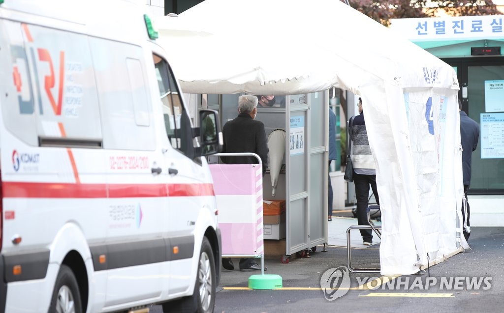 Citizens wait for coronavirus tests at a screening station at the National Medical Center in Seoul on Nov. 3, 2020. (Yonhap)