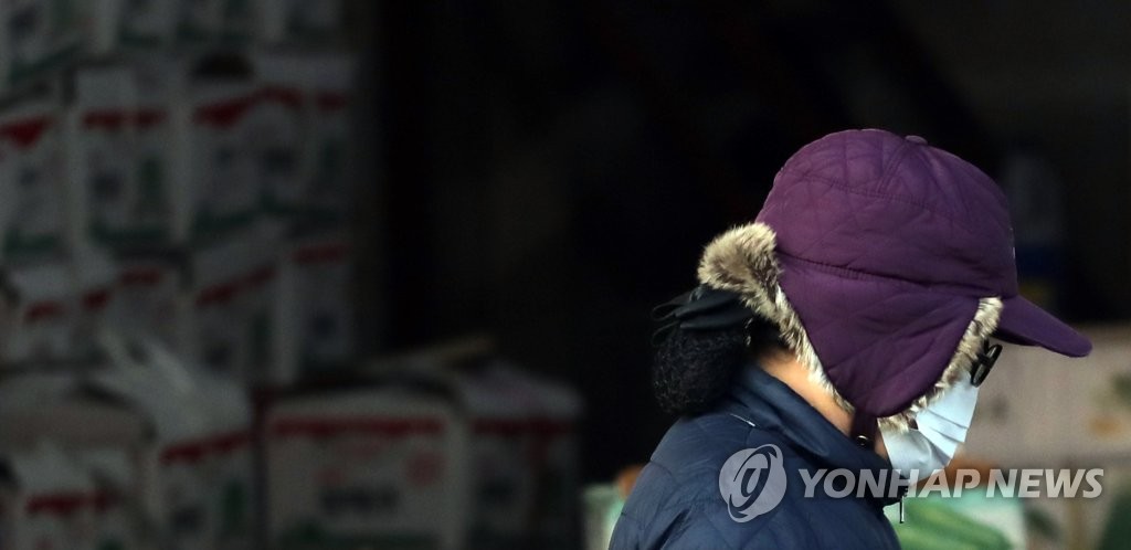 A woman at a traditional market in Seoul is seen wearing a fur-lined hat on Nov. 4, 2020. (Yonhap)