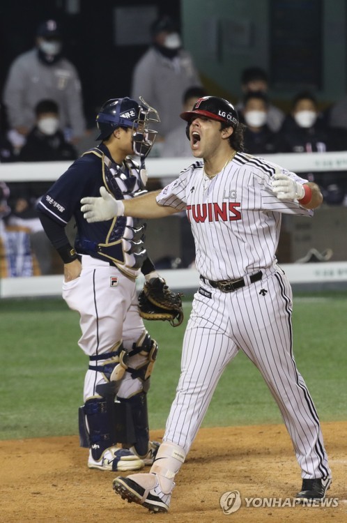 LG Twins re-sign American pitcher Tyler Wilson