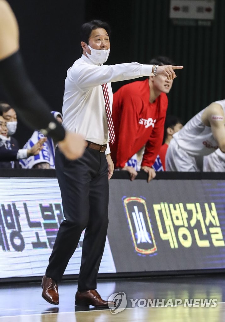 작전 지시하는 문경은 감독