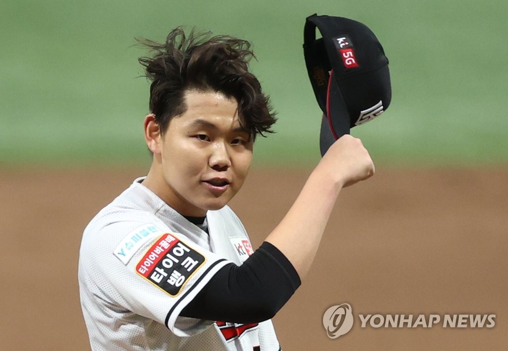 So Hyeong-jun of the KT Wiz takes off his cap as he leaves the mound during the top of the seventh inning of Game 1 of the Korea Baseball Organization second-round postseason series against the Doosan Bears at Gocheok Sky Dome in Seoul on Nov. 9, 2020. (Yonhap)