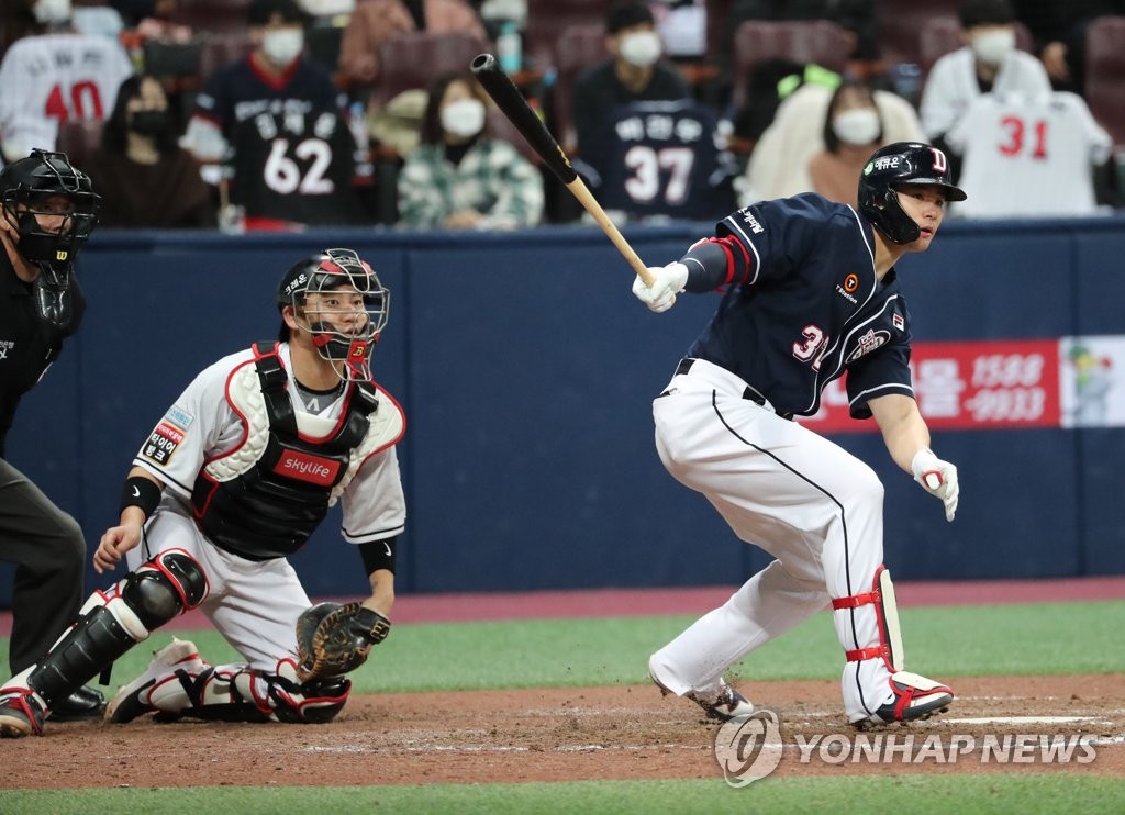 Kim Jae-hwan of the Doosan Bears hits an RBI single against the KT Wiz in the top of the eighth inning of Game 1 of the Korea Baseball Organization second-round postseason series at Gocheok Sky Dome in Seoul on Nov. 9, 2020. (Yonhap)