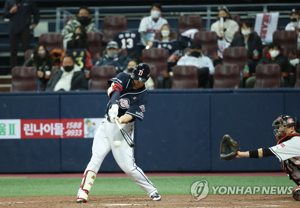 Kim Jae-hwan of the Doosan Bears hits a two-run single against the KT Wiz in the top of the fifth inning of Game 2 of the Korea Baseball Organization second-round postseason series at Gocheok Sky Dome in Seoul on Nov. 10, 2020. (Yonhap)
