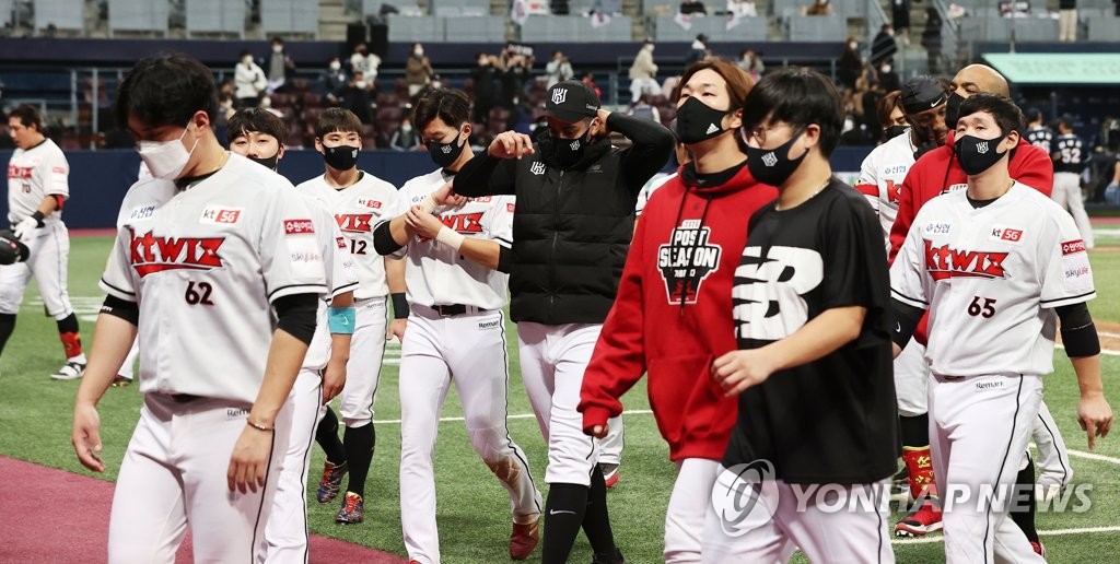 KT Wiz players leave the field after losing to the Doosan Bears 4-1 in Game 2 of the Korea Baseball Organization second-round postseason series at Gocheok Sky Dome in Seoul on Nov. 10, 2020. (Yonhap)