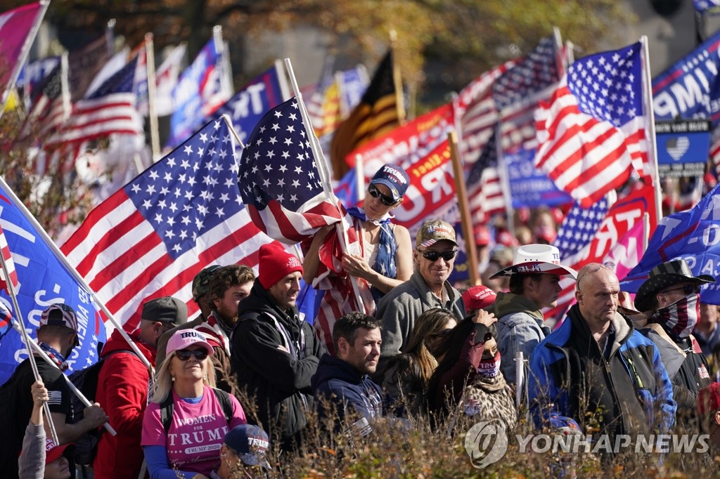 도널드 트럼프 대통령 지지자들이 지난 14일 백악관 인근 '프리덤 광장'에서 대규모 집회를 열고 있다. [AP=연합뉴스 자료사진] 