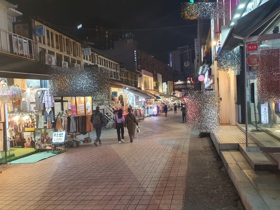 A street in the popular nightlife district of Hongdae in western Seoul is relatively empty on Nov. 19, 2020. (Yonhap)