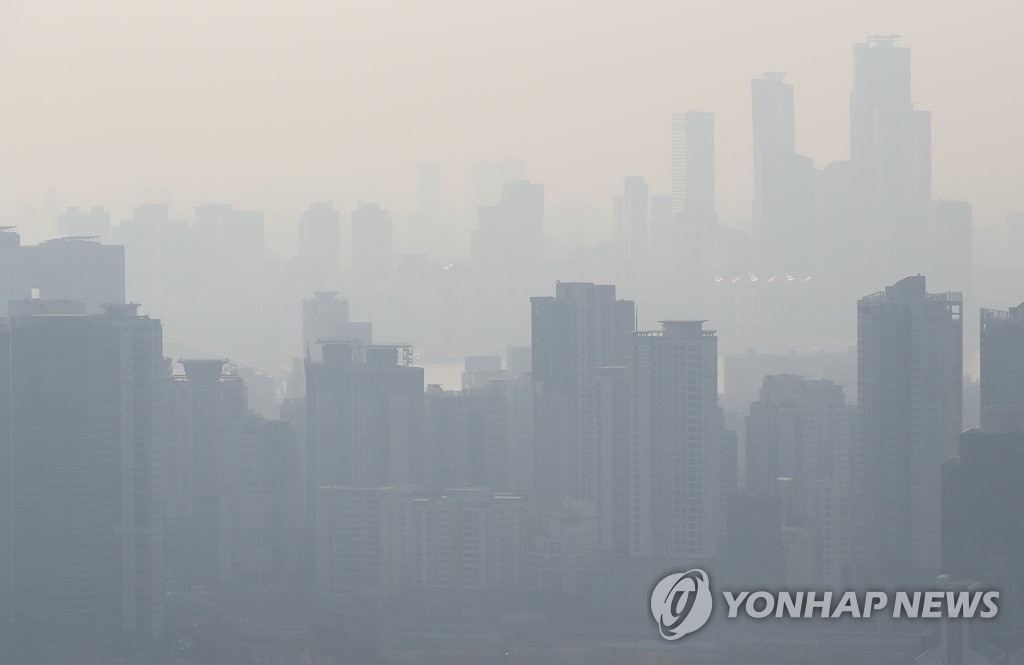 This file photo shows a housing neighborhood in Seoul blanketed with ultrafine dust on Nov. 26, 2020. (Yonhap)