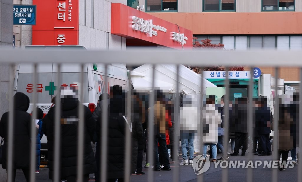 ソウル市の国立中央医療院に設置されている専用診療所に、検査を待つ人が長い列をつくっている＝２９日、ソウル（聯合ニュース）