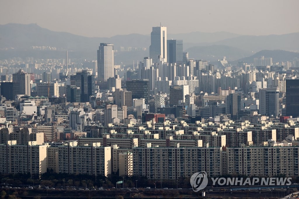 서울 매봉산에서 바라본 강남 일대 아파트·빌딩 모습
