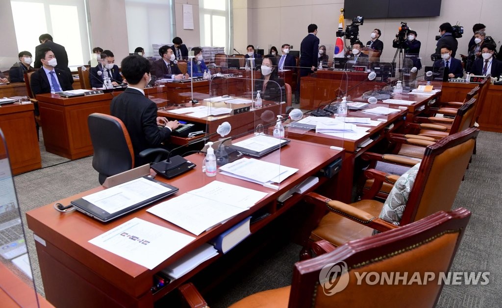 국민의힘 퇴장한 법사위 전체회의