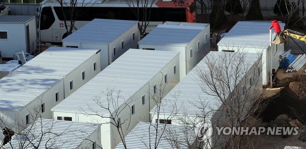 The installation of shipping container medical rooms is under way at Seoul Medical Center in eastern Seoul on Dec. 9, 2020. (Yonhap)