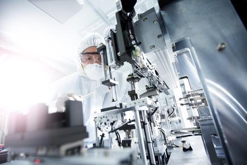 A researcher of Posco Chemical Co., an affiliate of South Korea's steel giant POSCO Group, tests rechargeable batteries at a lab, in this photo provided by the company on Dec. 9, 2020. (PHOTO NOT FOR SALE) (Yonhap)