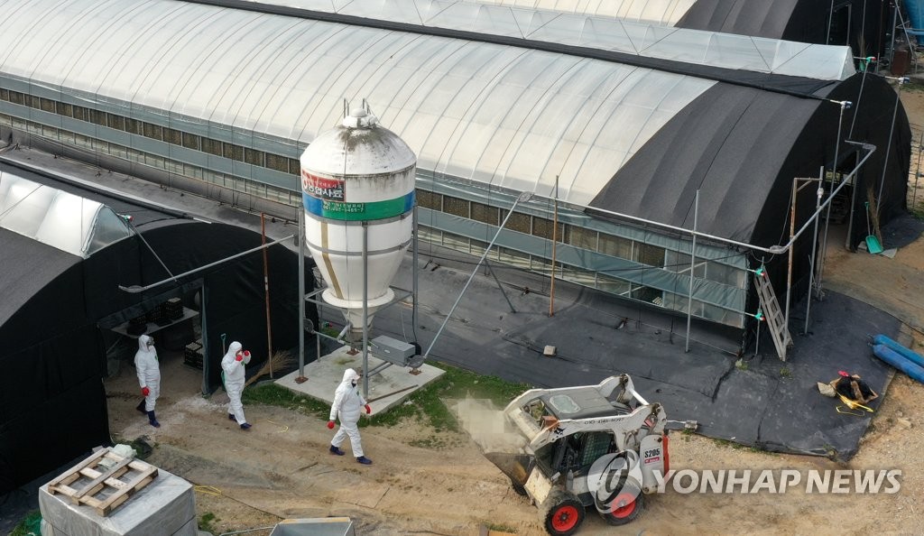 (LEAD) S. Korea on high alert over nationwide spread of bird flu