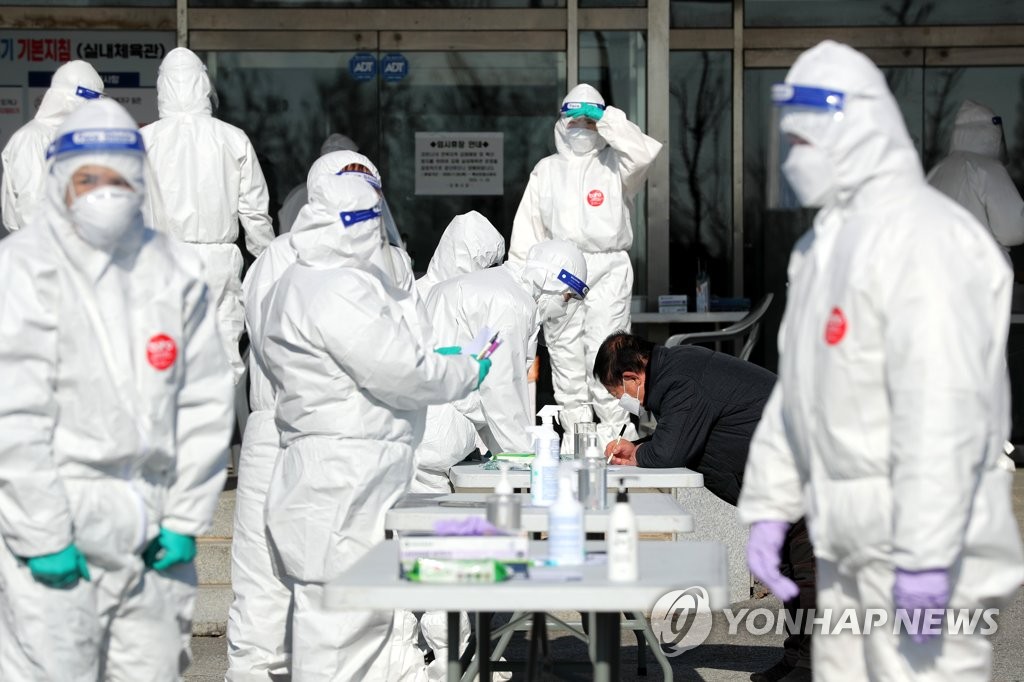 Officials prepare to carry out COVID-19 tests at a makeshift clinic in Gimje, 262 kilometers south of Seoul, on Dec. 15, 2020. (Yonhap)