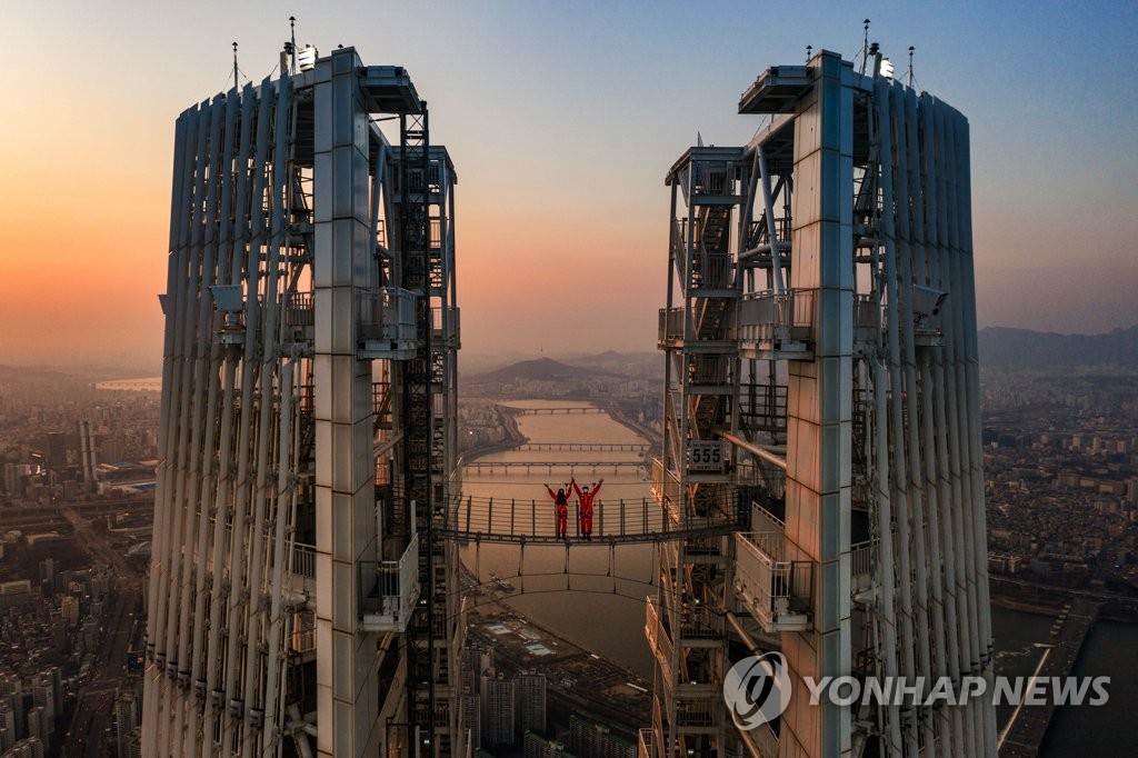 韓国最高層ビルにかかる橋 | 聯合ニュース