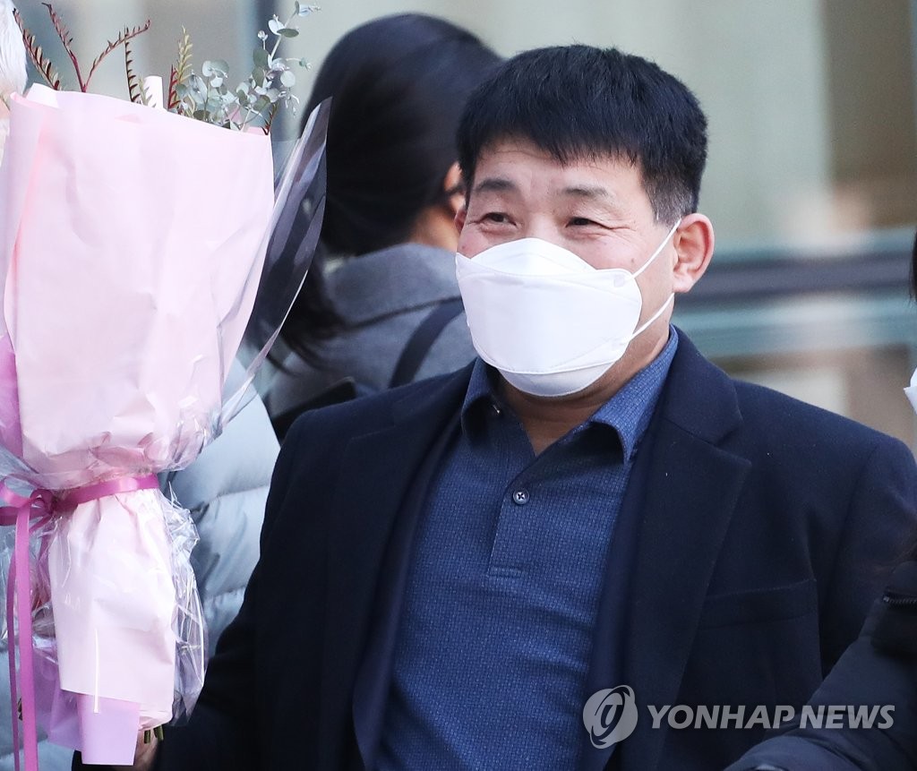 Yoon Seong-yeo, 53, leaves the Suwon District Court in Suwon, south of Seoul, on Dec. 17, 2020, after he was acquitted of a 1988 murder. (Yonhap) 