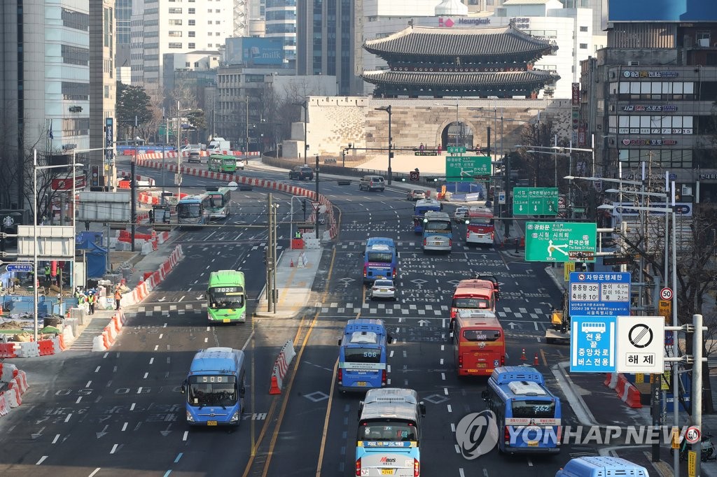 서울시내 운행 중인 버스들