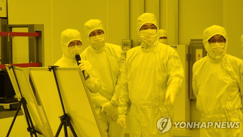 This file photo provided by Samsung Electronics Co. on Jan. 4, 2021, shows Samsung Electronics Vice Chairman Lee Jae-yong (2nd from R) inspecting the company's chip production line with EUV technology in Pyeongtaek, south of Seoul. (PHOTO NOT FOR SALE) (Yonhap)