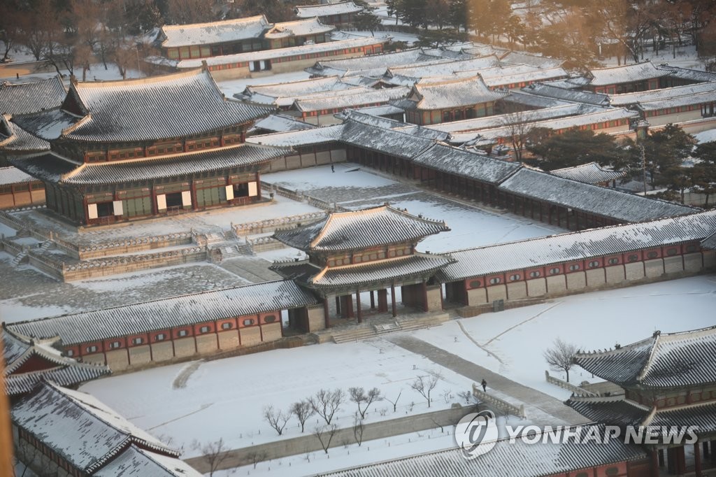 Snow covers Gyeongbok Palace in Seoul on Jan. 7, 2021. (Yonhap)