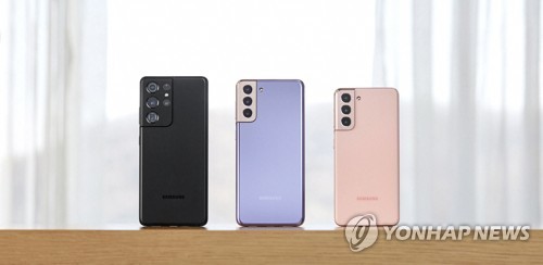 サムスン電子がフラッグシップスマホ「ギャラクシーＳ２１」シリーズを公開した。左からギャラクシーＳ２１ウルトラ、Ｓ２１プラス、Ｓ２１（同社提供）＝（聯合ニュース）