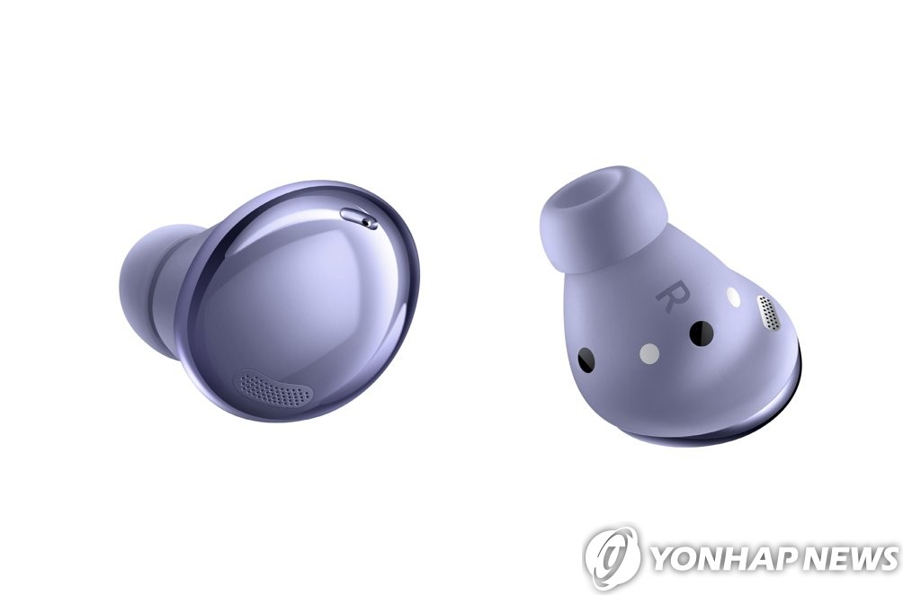 This photo provided by Samsung Electronics Co. on Jan. 15, 2021, shows the company's Galaxy Buds Pro wireless earbuds. (PHOTO NOT FOR SALE) (Yonhap)
