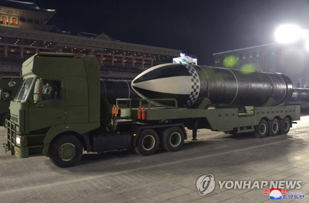 L'Agence centrale de presse nord-coréenne (KCNA) rapporte le vendredi 15 janvier 2021 la tenue la veille d'une parade militaire à Pyongyang à l'occasion de l'organisation du 8e Congrès du Parti du travail. Cette photo capturée du site Internet de la KCNA montre des armes présentées au défilé. Il s'agirait de missiles mer-sol balistiques stratégiques (MSBS), dont les ogives sont plus grandes que celles qui ont été dévoilées lors de la parade militaire du 75e anniversaire de la fondation du Parti en octobre de l'année dernière. (Utilisation en Corée du Sud uniquement et redistribution interdite)