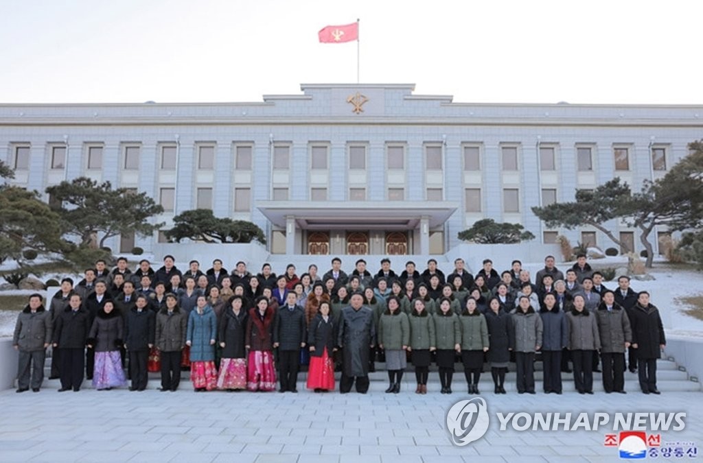 김정은, 신임 출판·인쇄 부문 근로자들과 기념촬영