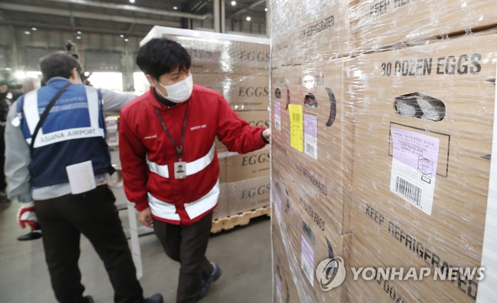 Officials inspect imported eggs at Incheon International Airport, west of Seoul, on Jan. 25, 2021. (Yonhap)