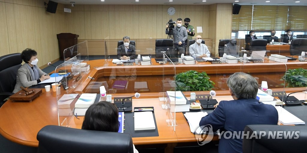 This pool photo shows members of the National Human Rights Commission of Korea holding a plenary meeting at the commission's headquarters in Seoul on Jan. 25, 2021. (Yonhap)