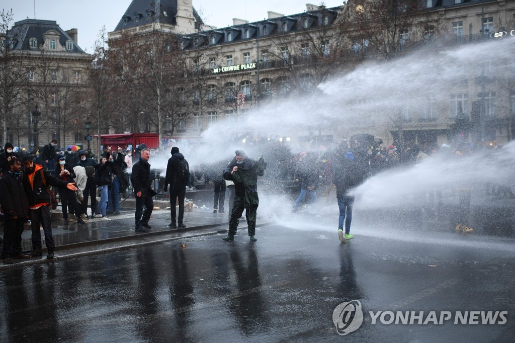 물대포에 맞서는 프랑스의 보안법 항의 시위대